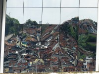 Reflejo de favela en ventanal del Maracan