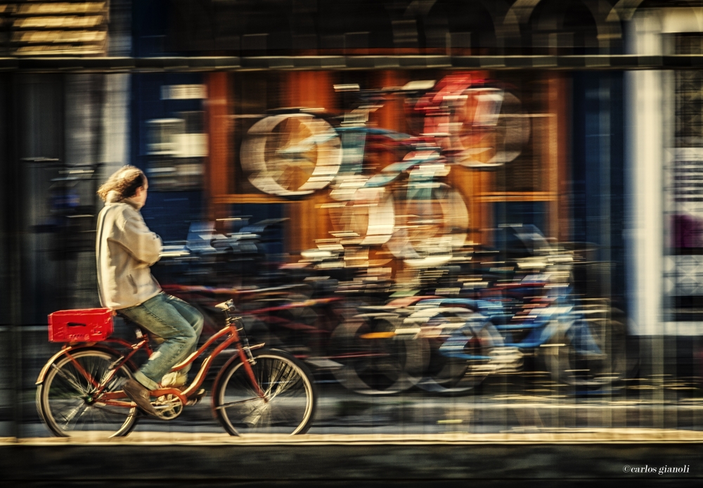 "Ciclista y bicis" de Carlos Gianoli