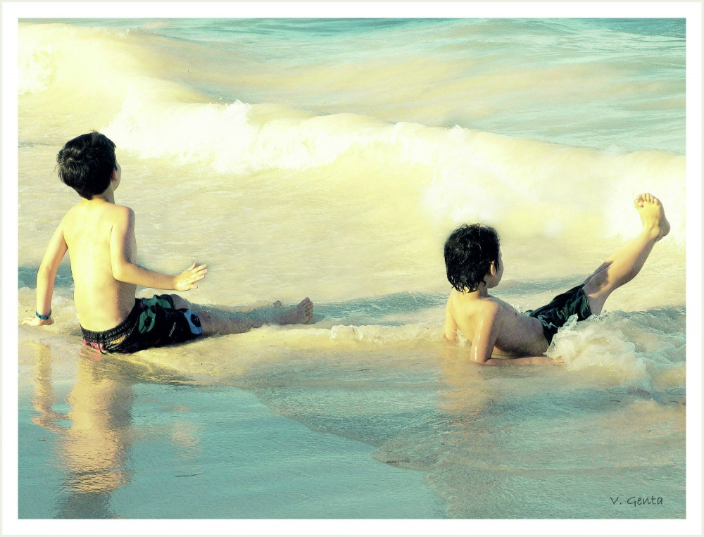 "Jugando con las olas" de Viviana Genta