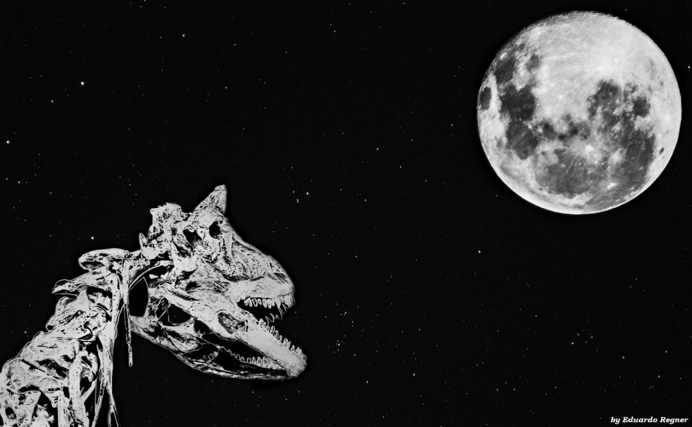 "Dinosaurio aullando a la luna" de Eduardo Regner