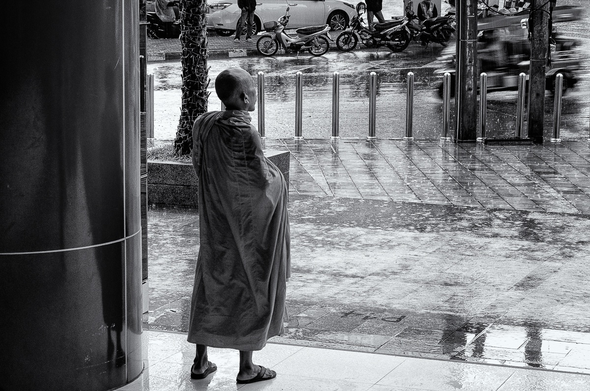 "El monje y la lluvia" de Roberto Jorge Escudero