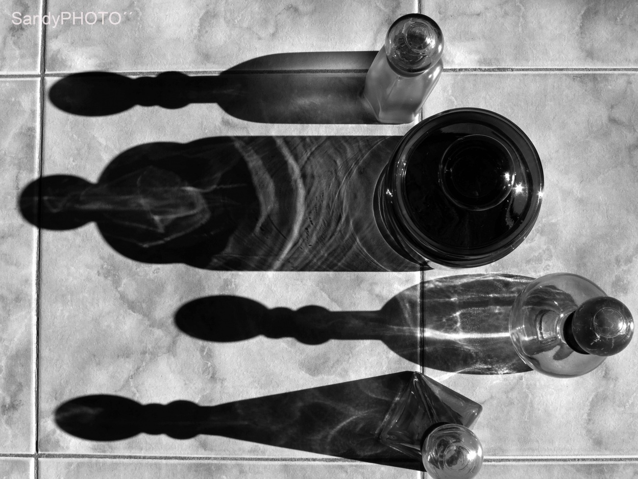 "Frascos,botellas." de Sandra M Garcia