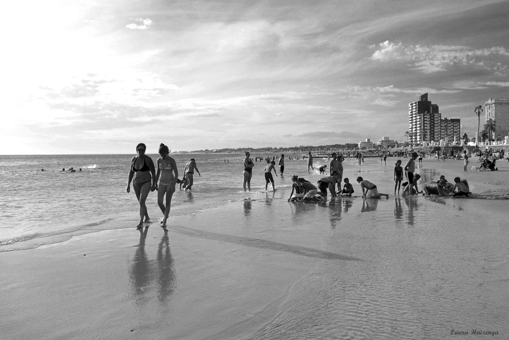 "Caminando por la playa" de Laura Noem Huizenga