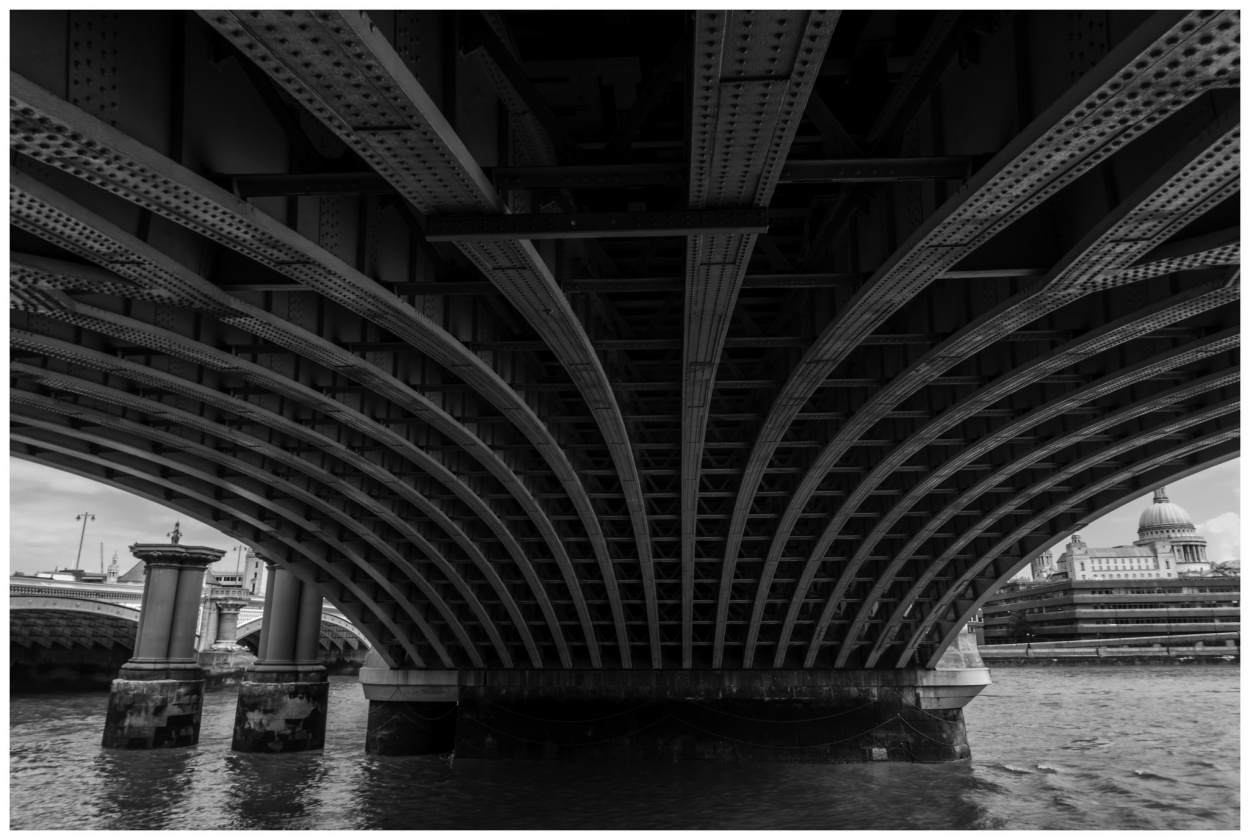 "Puente Sobre el Ro Tamesis" de Christian Cerne