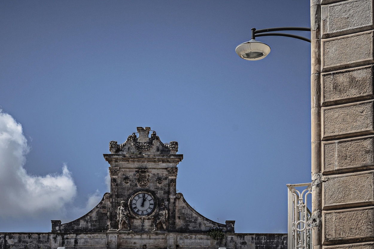 "Detalles urbanos con esbozo de nube" de Angel De Pascalis