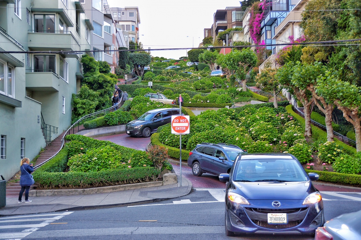 "Clases de manejo en Lombard Street, San Francisco." de Sergio Valdez