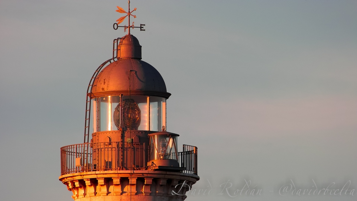 "orange lighthouse" de David Roldn