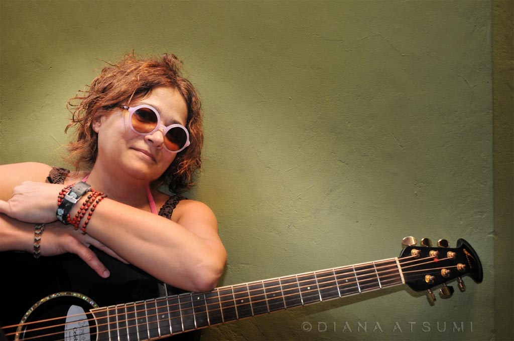 "Gaby & guitar" de Diana Atsumi