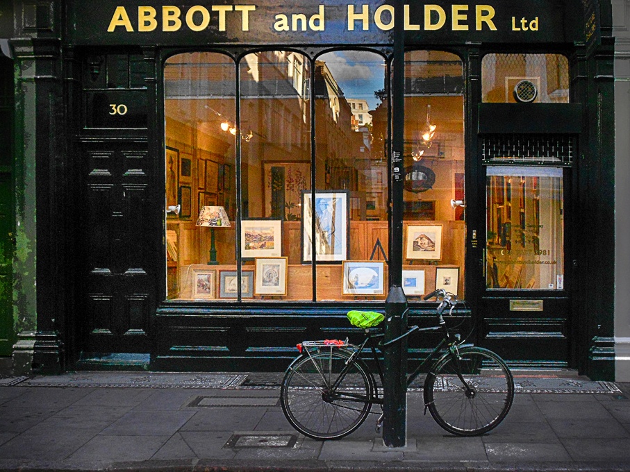 "Calle londinense con negocio y bicicleta" de Ricardo S. Spinetto