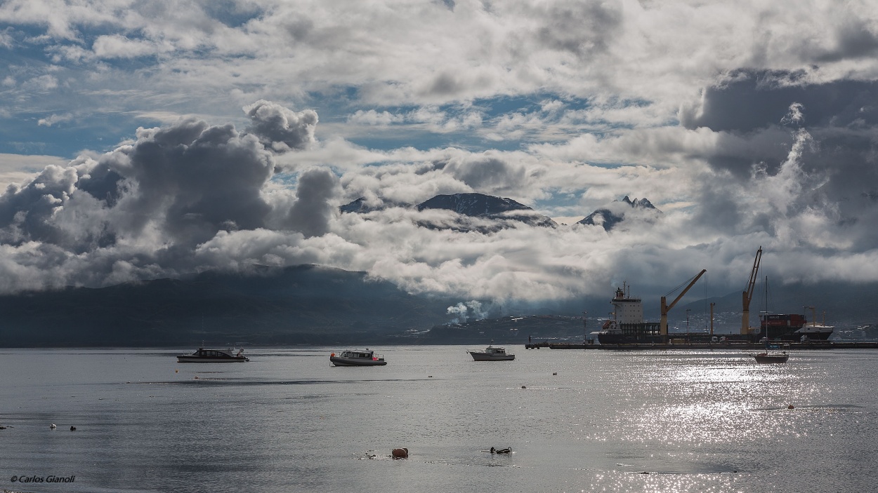 "Ushuaia: La baha, el cielo, los barcos." de Carlos Gianoli