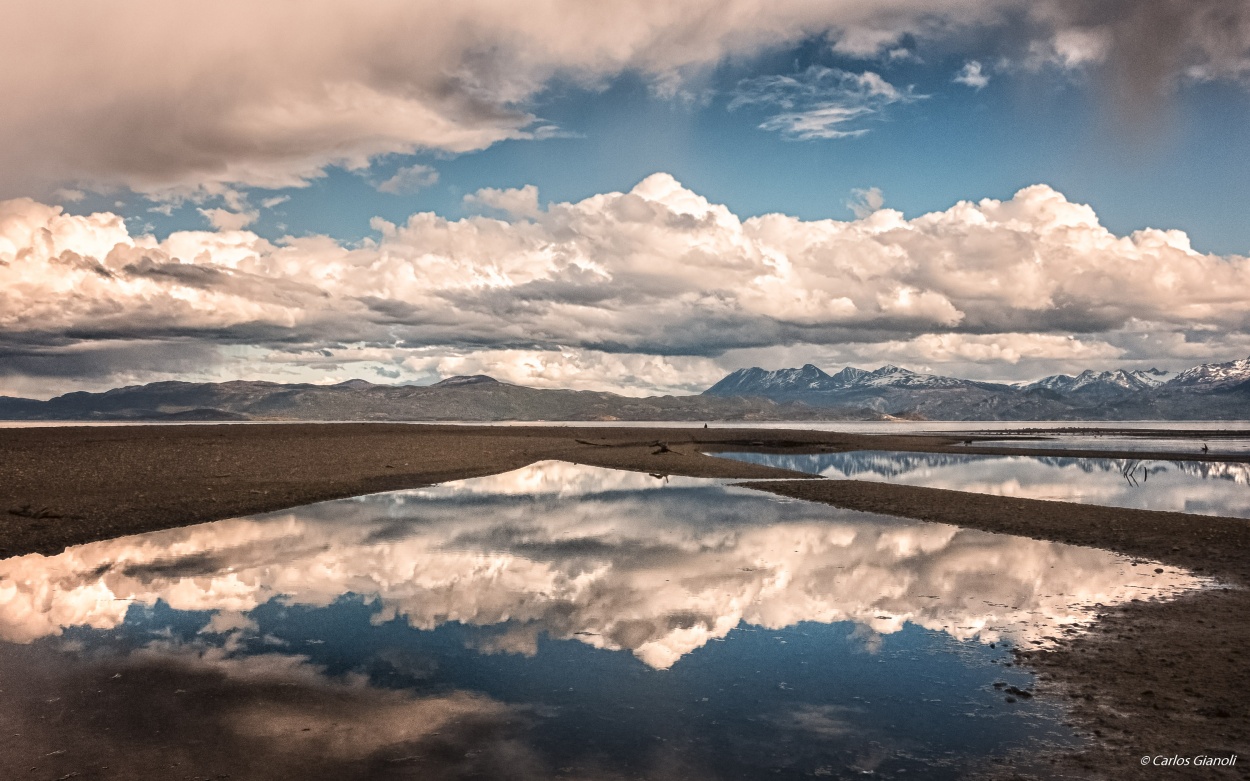 "Ushuaia: Desembocadura del ro Pipo" de Carlos Gianoli