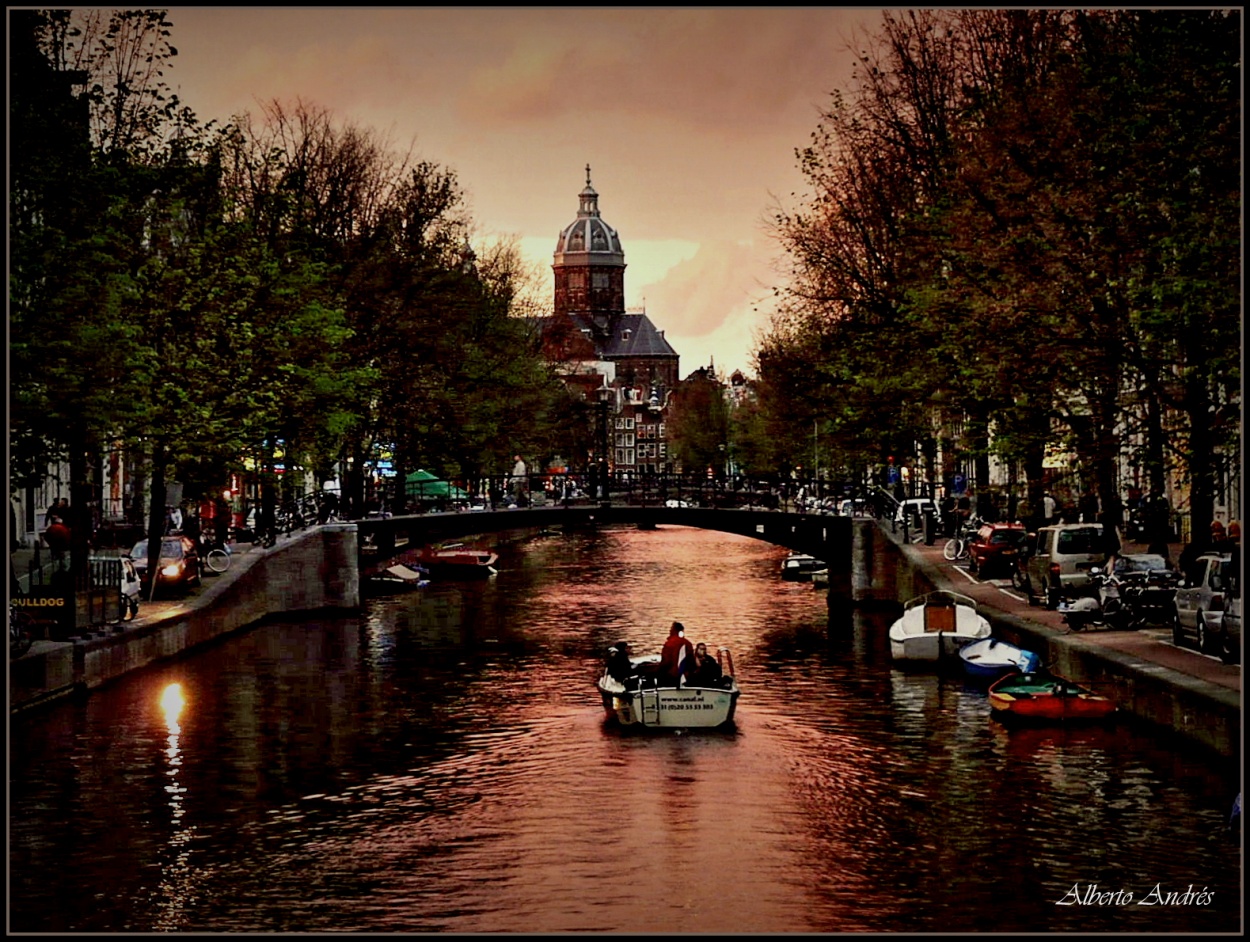 "Amsterdam es Roja" de Alberto Andrs Melo