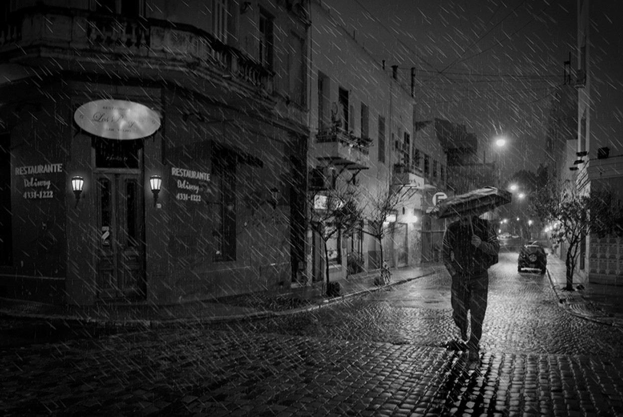 "Noche de lluvia en San Telmo" de Hans W. Muller
