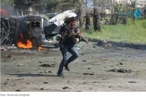La famosa imagen de un fotgrafo ayudando a las vctimas de un atentado en Siria, premio HIPA 2018