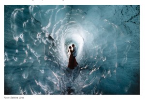 En una cueva de hielo de Islandia: sta es la mejor foto de boda del ao segn el premio International Wedding Photogra