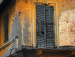 Detalle vieja casa en Chiavari, Italia