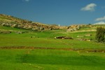 Pueblo en un valle verde, en Marruecos