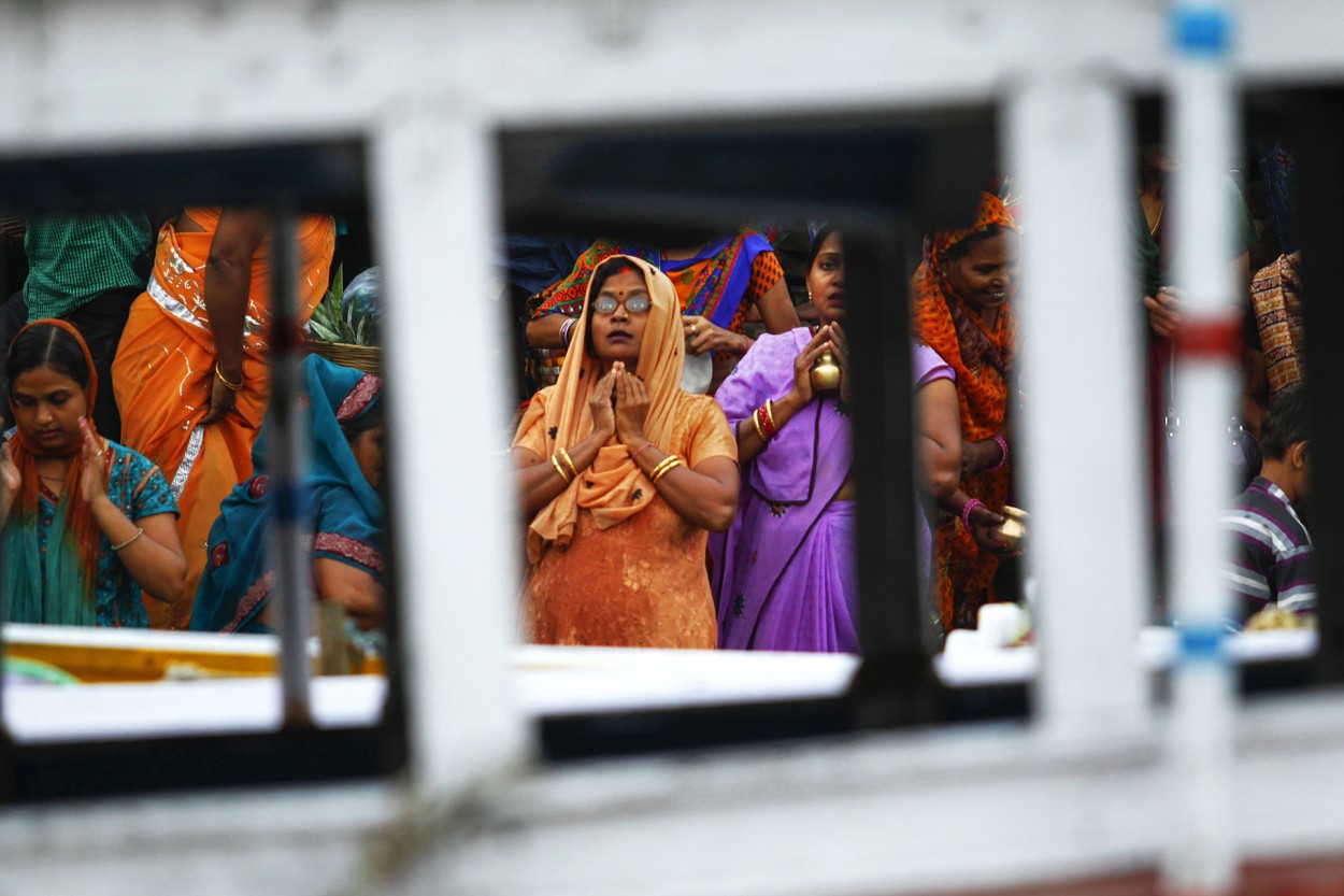 Oraciones en el ro Ganges. Varanasi, India.