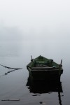 Un solitario bote ante la densa niebla