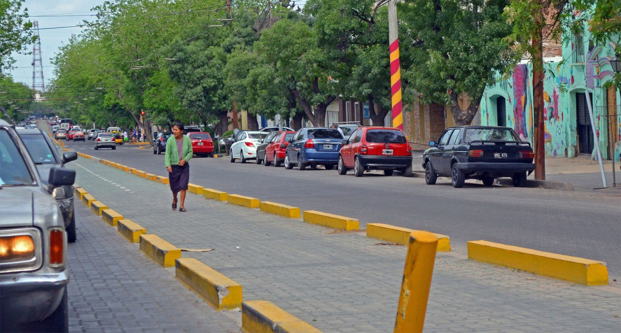 Sigue el camino amarillo.