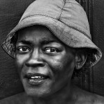 Mujer negra con gorro