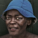 MUJER CON GORRO AZUL