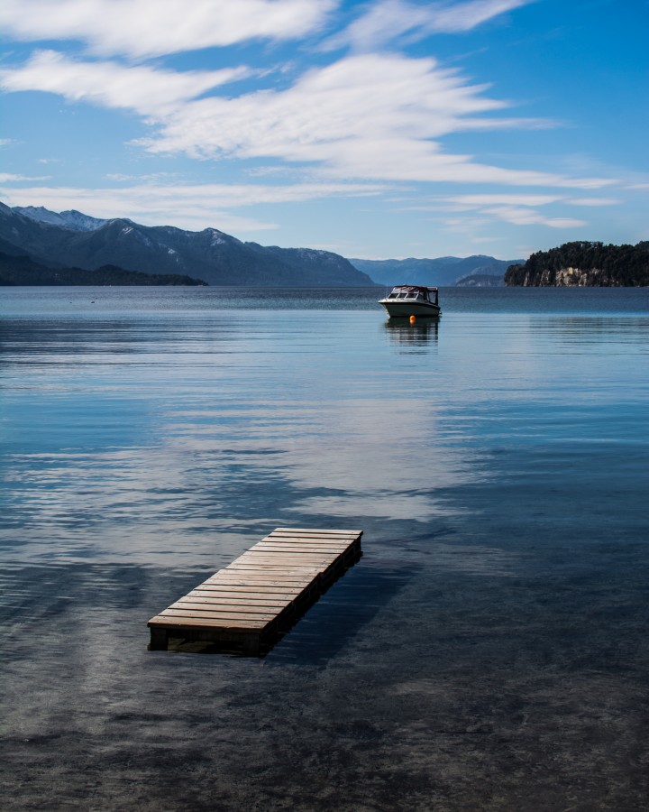 barco y lago