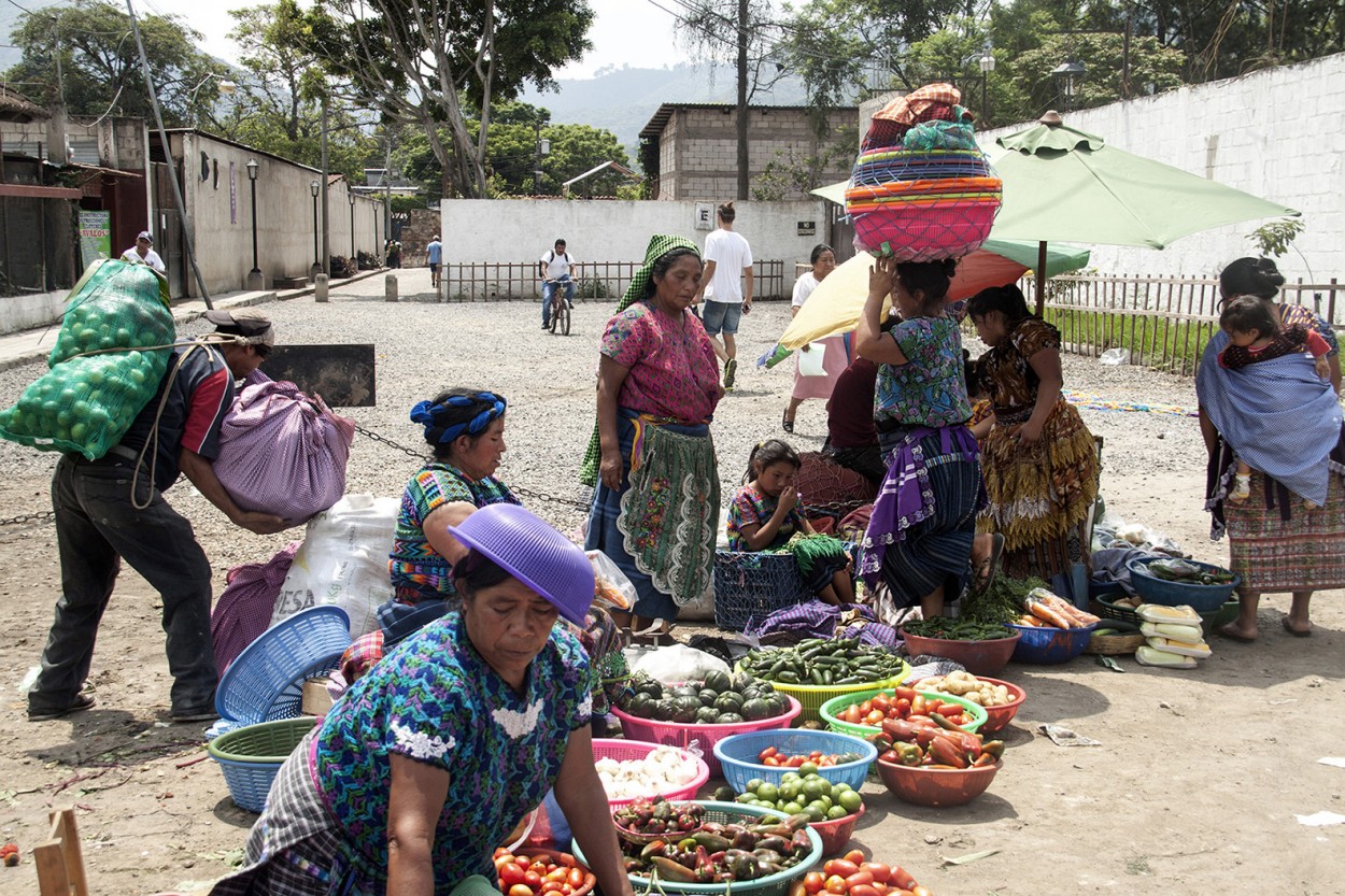 Mayas en el mercado de Antigua, Guatemala