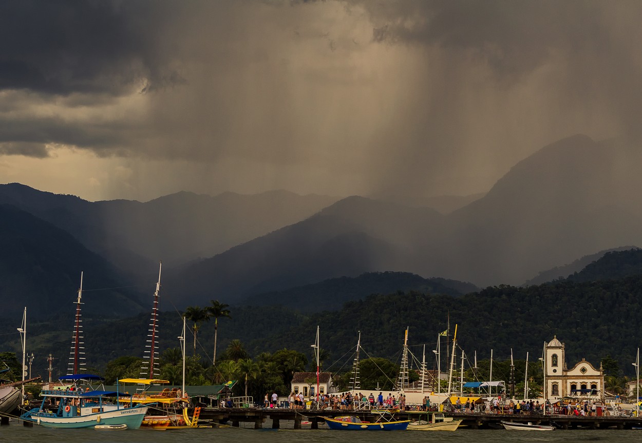 La lluvia esta llegando. Paraty, RJ, Brasil.