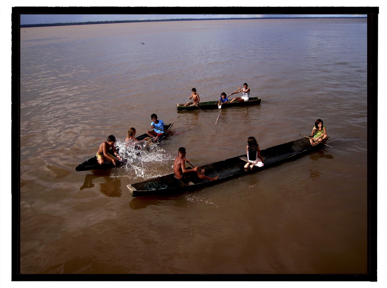 Nios del rio amazonas