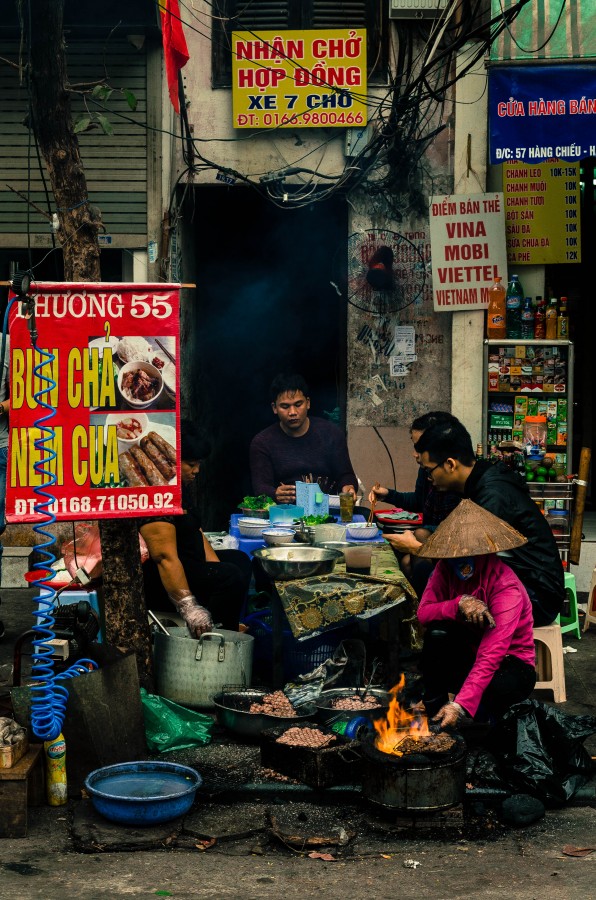 Familia almorzando en Vietnam