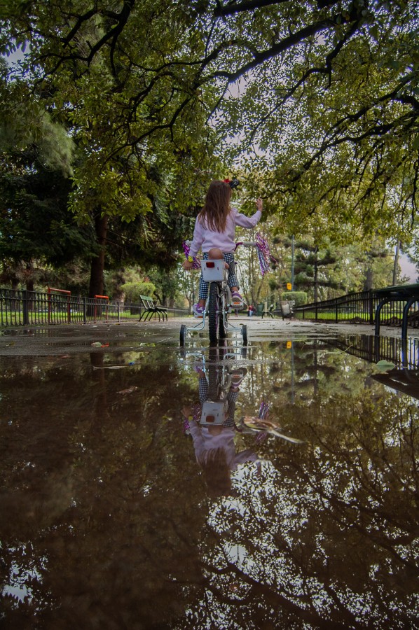 Tarde de lluvia, la nia sale a jugar