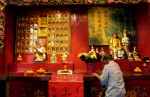 Rezo en el templo chino