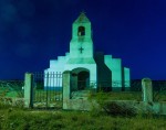 Capilla de pueblo con luz de luna