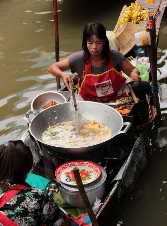 La cocinera del mercado flotante