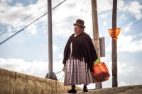 La cholita con luz de cine