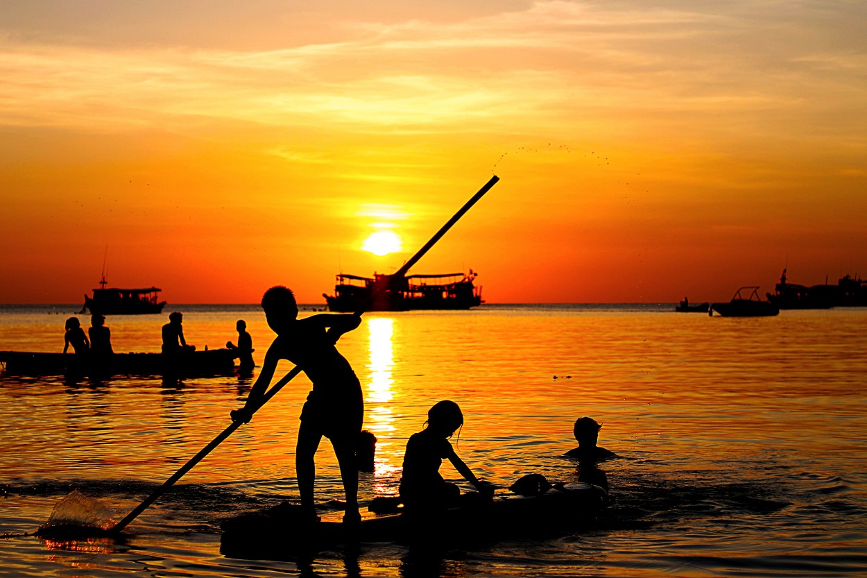 Siluetas en el mar