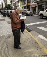 Leyendo en la calle