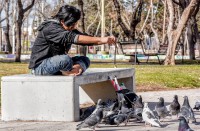 Malabarista alimentando palomas