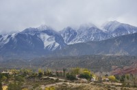 Un pueblo cerca de las montaas