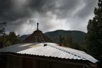 El valle, la chimenea y el gato