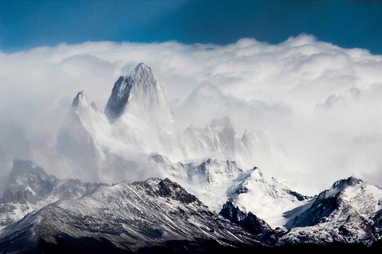 Asomando entre las nubes