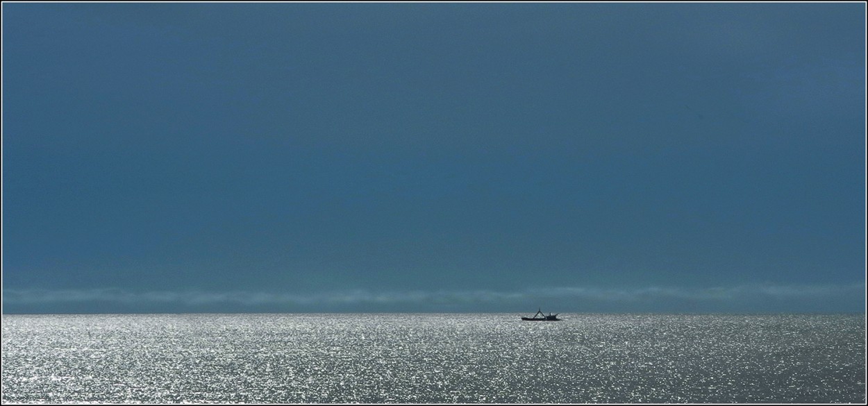 Pesquero en el mar