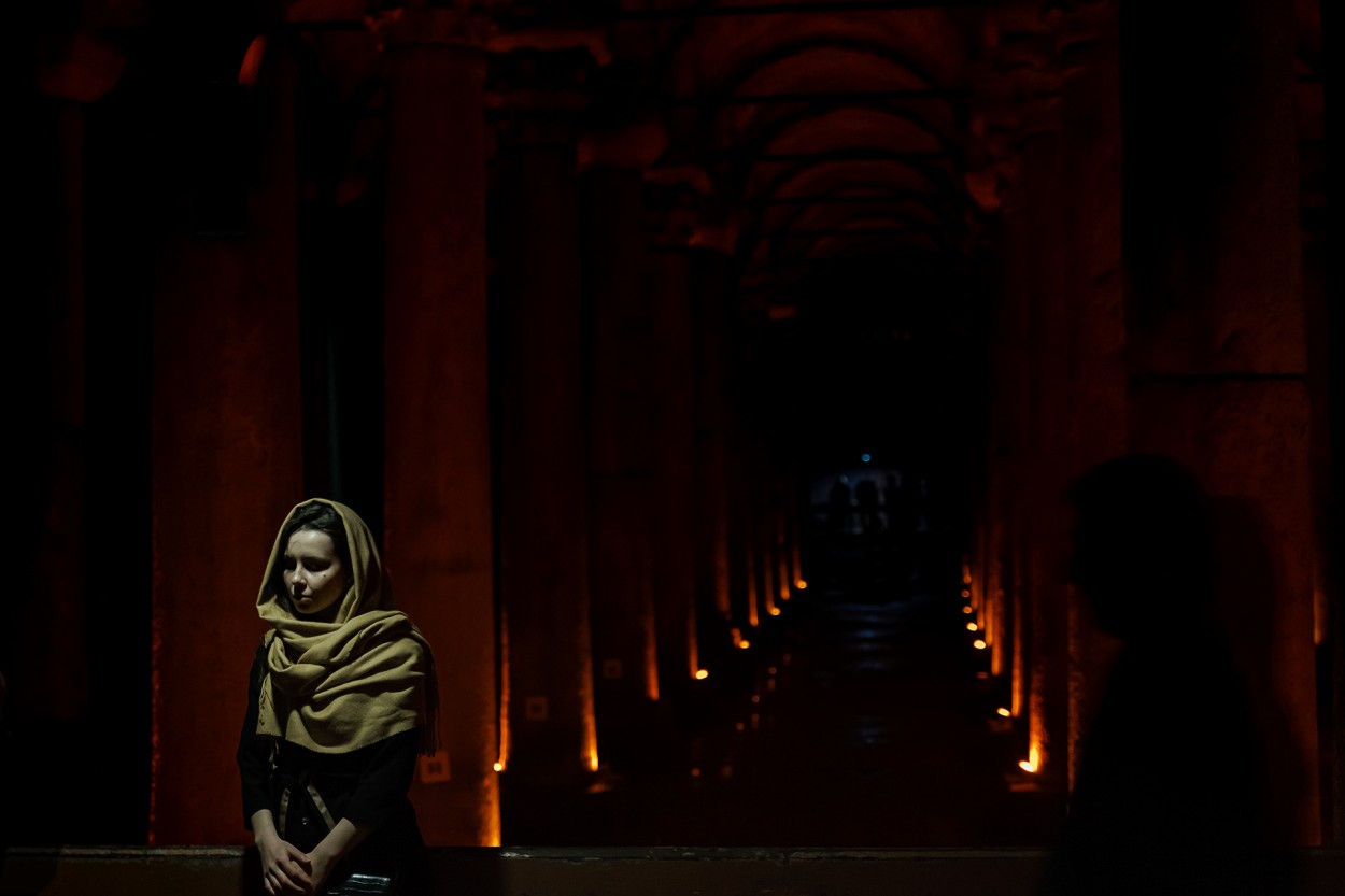 Mujer en Cisterna de Basilica. Estambul 2020