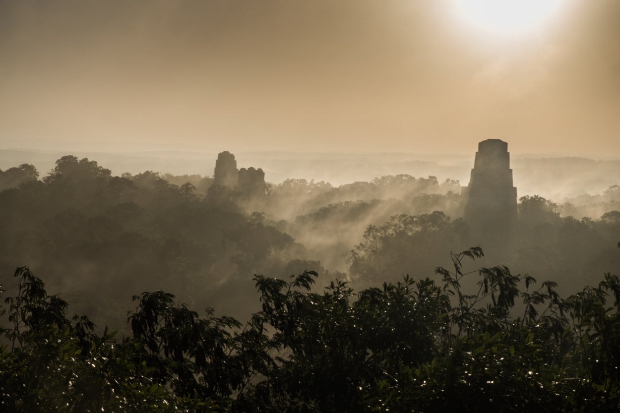 Amanecer en Tikal