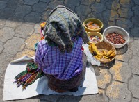 Pies descalzos de la vendedora de alimentos