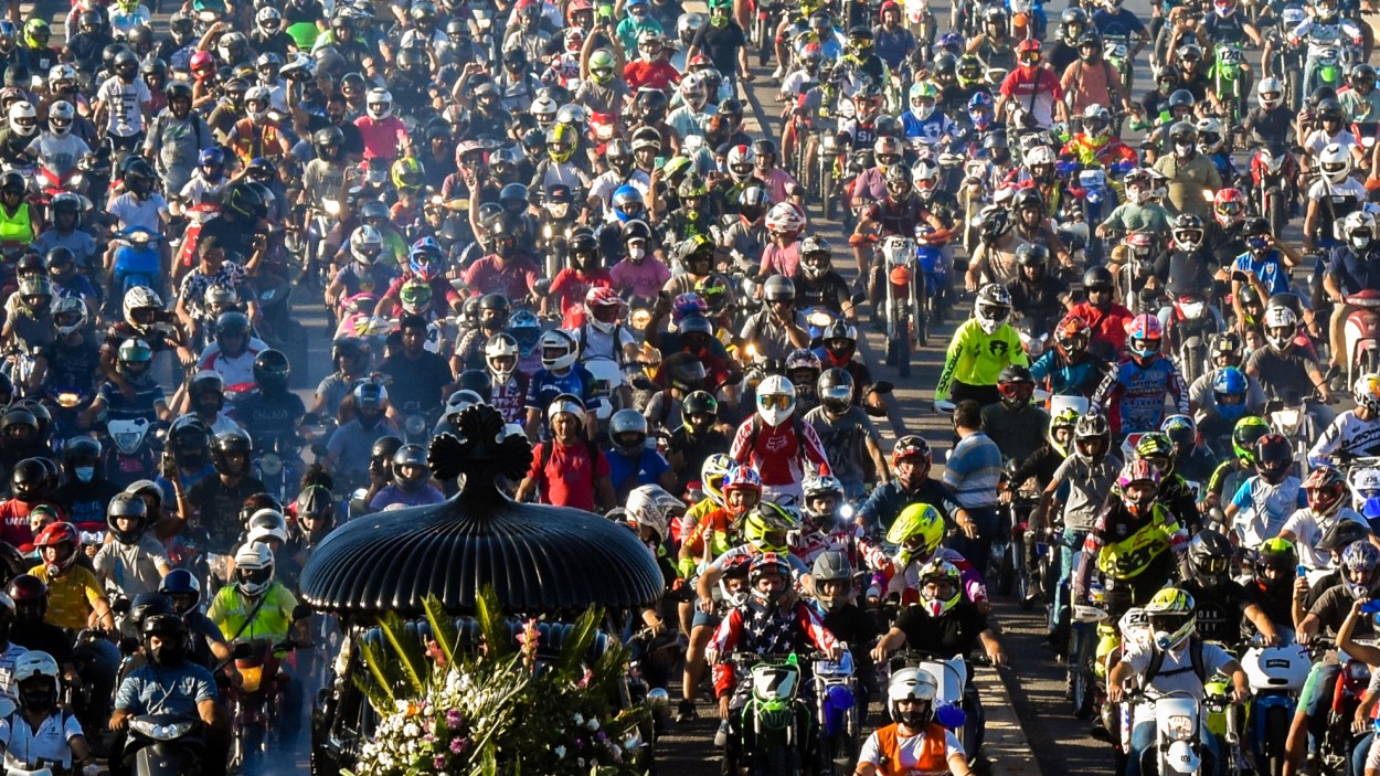 Hasta el cielo en moto Wey