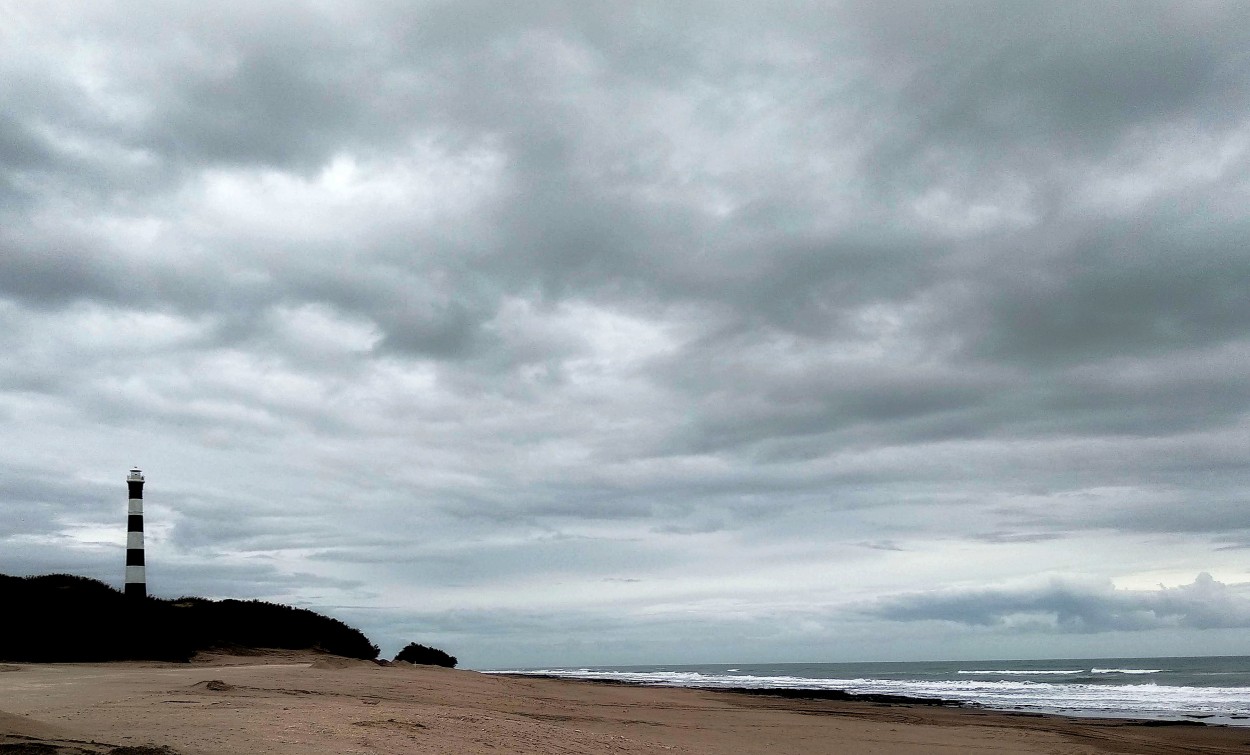 Faro y nubes