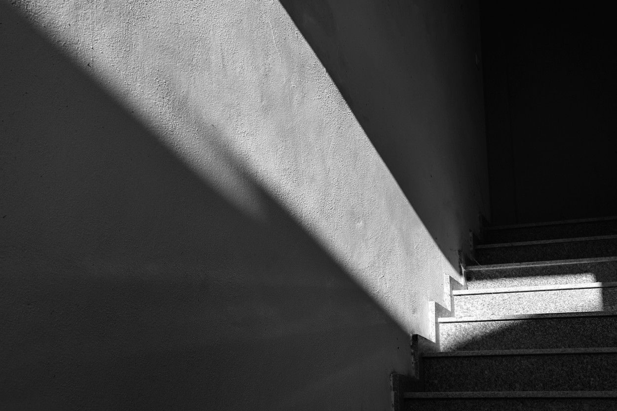 Luz subiendo la escalera