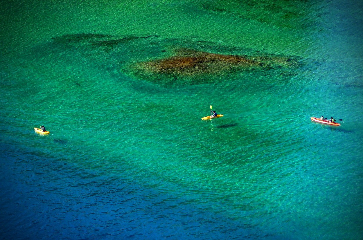 Kayaks sobre turquesa